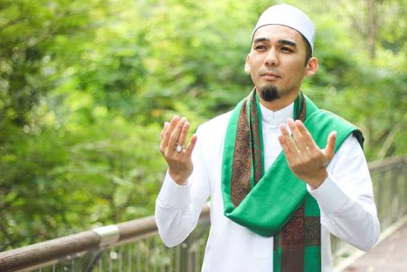 ADAB MUSLIM KEPADA MUSLIM LAINNYA. 