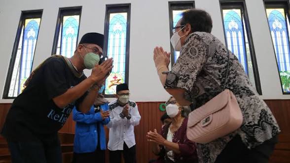 ADAB MUSLIM TERHADAP NON MUSLIM